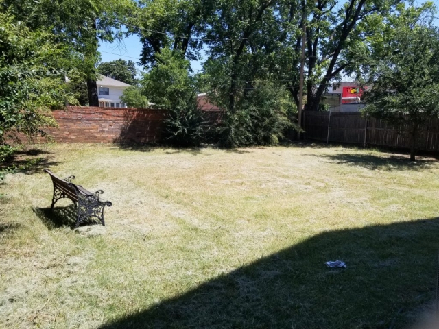 LARGE, PARK LIKE BACK YARD